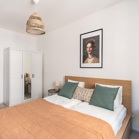 Corvin Apartment With Balcony And Ac Budapest Exterior photo